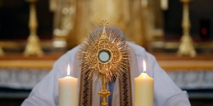 À quand remonte l&#8217;adoration eucharistique dans l&#8217;Église ?