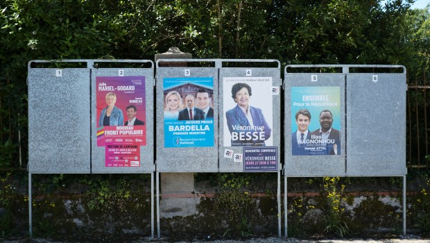 POLITIQUE-AFFICHES-CAMPAGNE-LEGISLATIVES-AFP