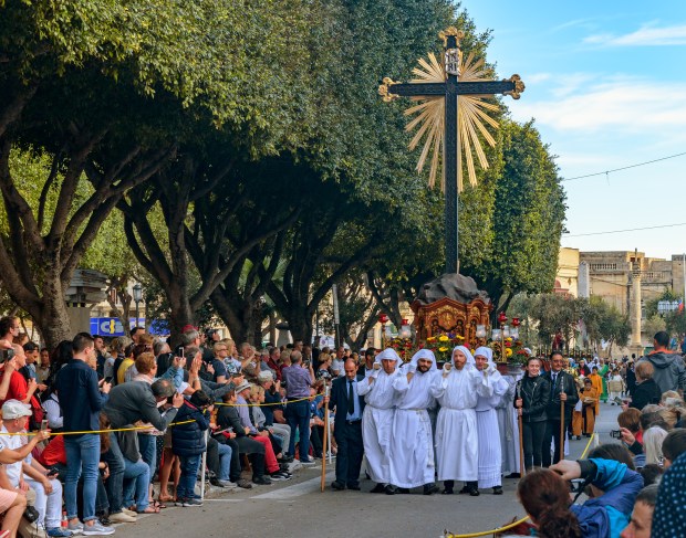 PROCESSION-VALETTE-VENDREDI-SAINT-shutterstock