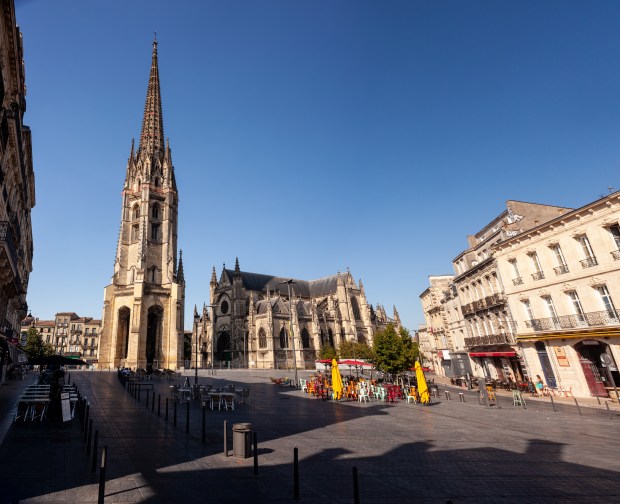 BASILIQUE-SAINT-MICHEL-BORDEAUX-shutterstock
