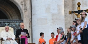 Polémique sur les JO de Paris : comment expliquer la discrétion du pape François ?