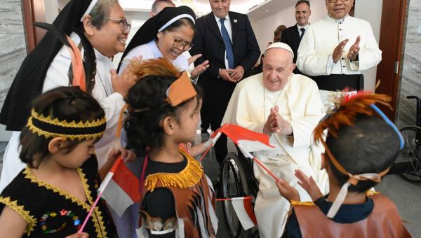 Pope-Francis-refugees-hosted-by-the-Jesuit-Refugee-Service-Indonesia-Vatican-Media